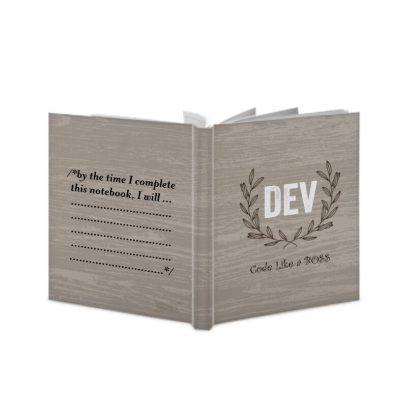 Op de afbeelding: Een grijs notitieboek met houtnerf, een gelinieerd blad en de tekst "/*by the time I complete this notebook, I will... */" aan de linkerkant. De rechterkant heeft een krans met de tekst "DEV" erin en de tekst "Code Like a BOSS" eronder.