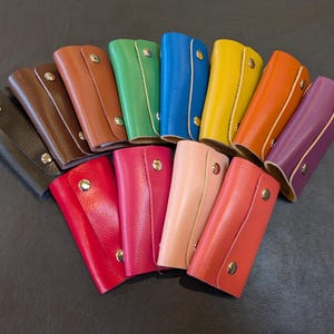 Estuche para llaves de cuero auténtico, llavero de cuero, 12 colores, llavero de cuero de primera calidad, estuche para llaves con fijación para cinturón, mantiene las llaves seguras