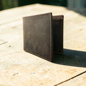Cartera plegable personalizada de piel Buff Hunter, acabado vintage resistente, protección RFID.