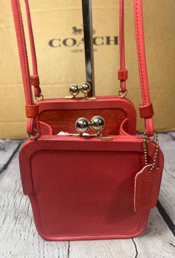 バッグ 80's Vintage Coach Swinger Small Red バッグ 80's Vintage Coach Swinger Small Red COACH® | Vintage