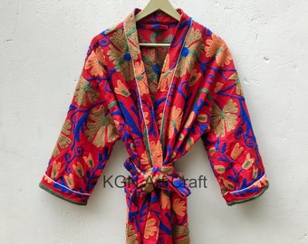 Suzani Handbestickte kurze Jacke Indisch Handgemacht Kantha Quilt Kimono Jacke Kimono Kantha Quilt Kimono Damen Tragen Vorne Seite offene Jacke