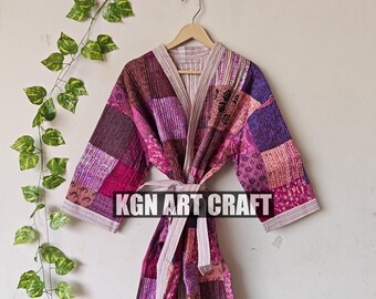 Op de afbeelding: Een roze en paarse patchwork-badjas met een witte ceintuur. De badjas is gemaakt van gestikt stof en heeft een traditionele Japanse kimono-stijl. De tekst "KGN ART CRAFT" is zichtbaar op de badjas.