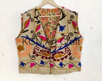 Veste courte Suzani faite à la main indienne, vêtements d’hiver pour femmes Suzani Vest 100% Coton Short Vest Coat Ouzbek Cachemire Crewel Cadeau spécial de Noël