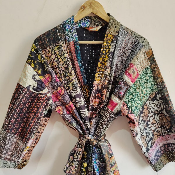 Patchwork multicolore soie kantha kimono matelassé avec poche et ceinture plus proche Maison Manteau Robe de nuit Robe de chambre Robe de chambre Taille libre Tunique