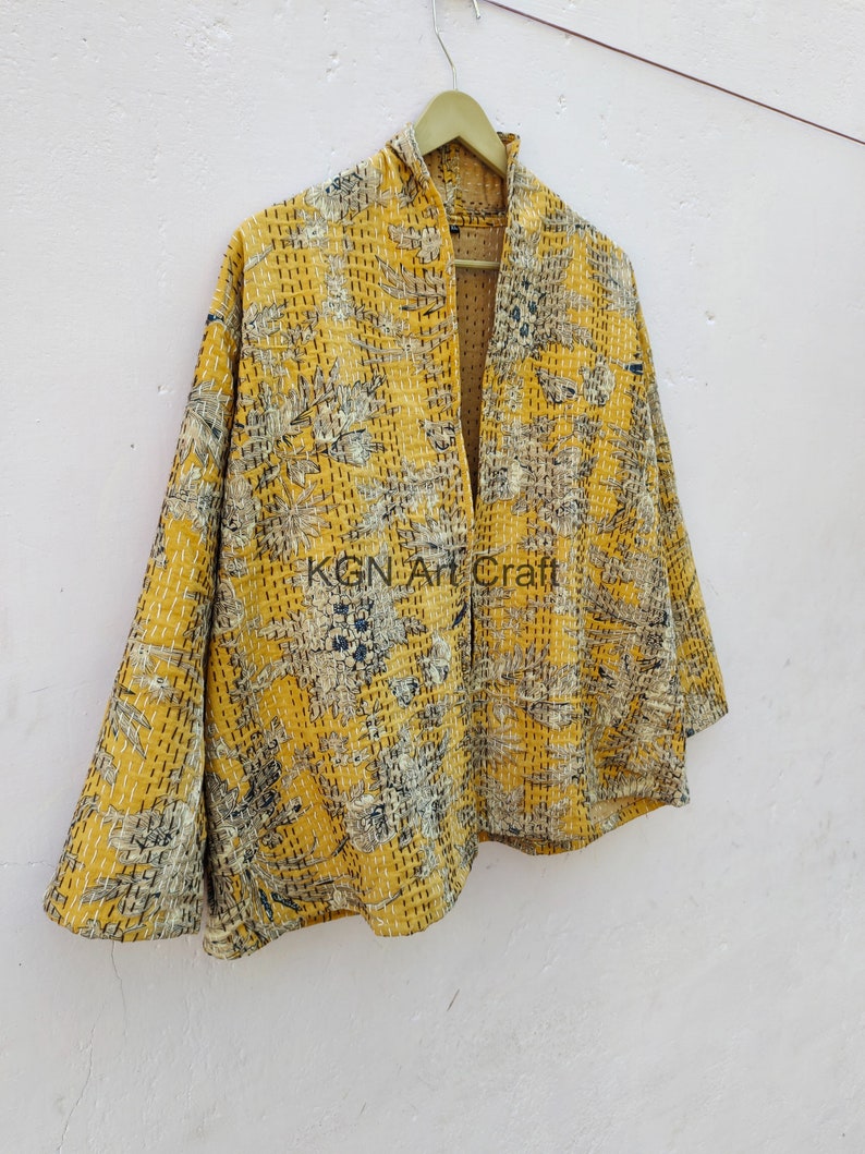 Giacca corta trapuntata Kantha indiana fatta a mano Kimono Le donne indossano una giacca trapuntata aperta sul davanti di colore giallo Boho immagine 3