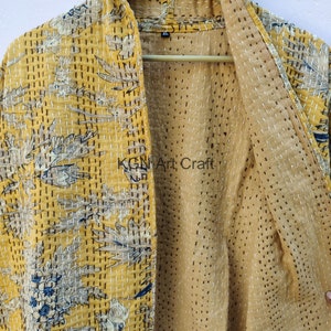 Giacca corta trapuntata Kantha indiana fatta a mano Kimono Le donne indossano una giacca trapuntata aperta sul davanti di colore giallo Boho immagine 6