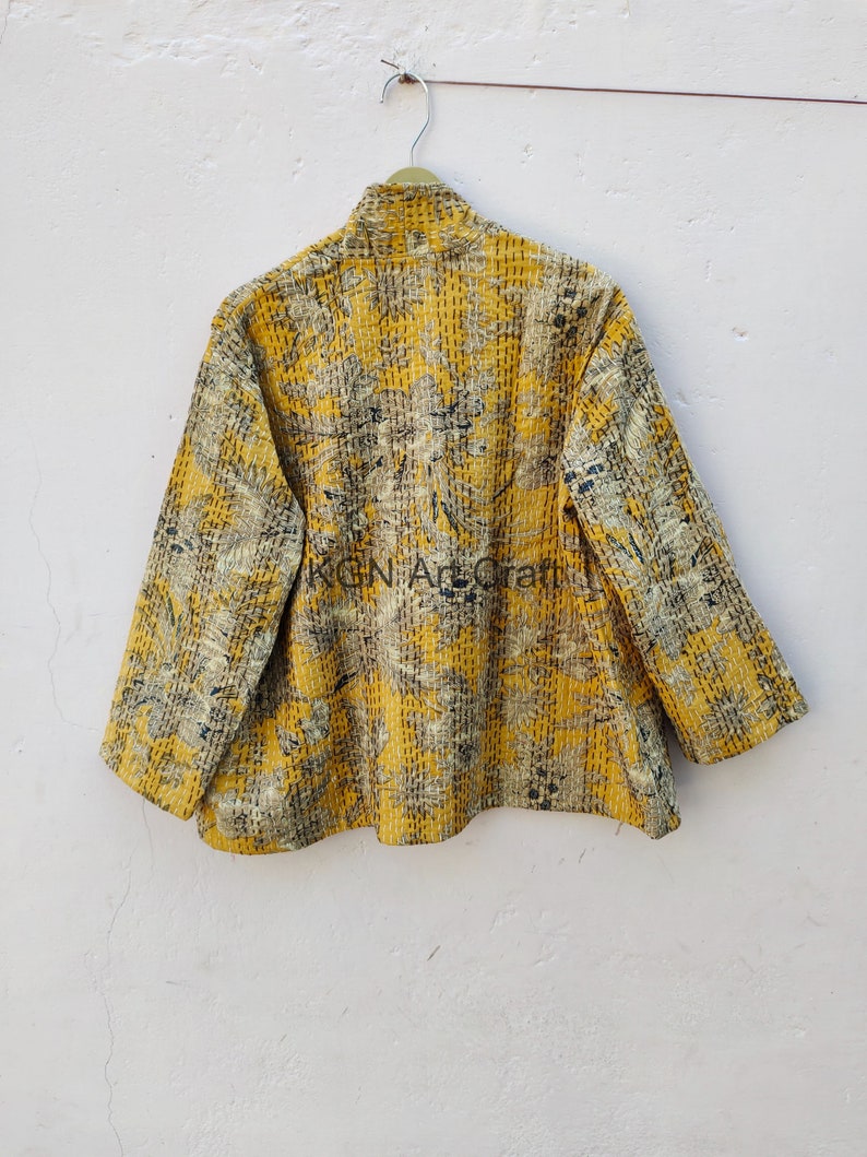 Giacca corta trapuntata Kantha indiana fatta a mano Kimono Le donne indossano una giacca trapuntata aperta sul davanti di colore giallo Boho immagine 10