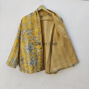 Giacca corta trapuntata Kantha indiana fatta a mano Kimono Le donne indossano una giacca trapuntata aperta sul davanti di colore giallo Boho immagine 2