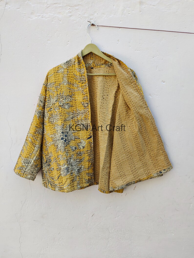 Giacca corta trapuntata Kantha indiana fatta a mano Kimono Le donne indossano una giacca trapuntata aperta sul davanti di colore giallo Boho immagine 2