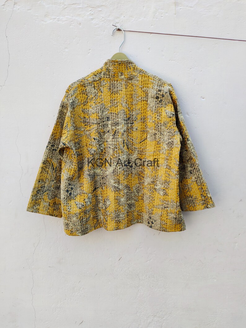 Giacca corta trapuntata Kantha indiana fatta a mano Kimono Le donne indossano una giacca trapuntata aperta sul davanti di colore giallo Boho immagine 9