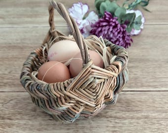 Small Decorative Brown Willow Basket. Rustic Wicker Frame Basket with Handle for Easter Egg Hunt, Storage or Display. 15cm Wicker Basket