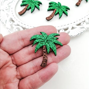 Peut inclure: Cinq palmiers en paillettes vertes avec des troncs en paillettes brunes. Les palmiers mesurent environ 5 cm de haut.