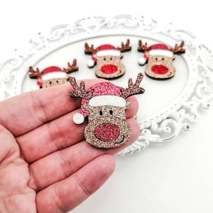 Peut inclure: Quatre décorations de rennes en paillettes avec des bonnets de Père Noël rouges et blancs. Les rennes ont un corps en paillettes brunes et un nez en paillettes rouges.