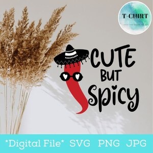 Może przedstawiać: Czerwona papryczka chili w sombrero i okularach przeciwsłonecznych z tekstem "Cute But Spicy".