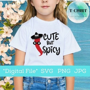 Może przedstawiać: Biała koszulka z czerwonym papryczką chili w sombrero i okularach przeciwsłonecznych. Na koszulce nadrukowany jest napis "Cute But Spicy".