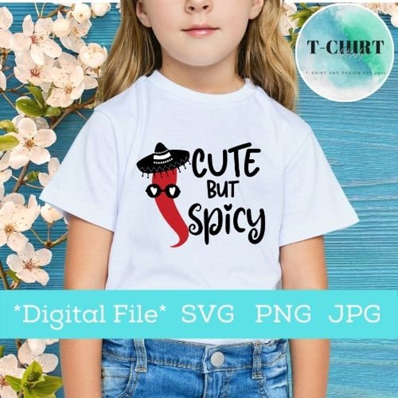 Może przedstawiać: Biała koszulka z czerwonym papryczką chili w sombrero i okularach przeciwsłonecznych. Na koszulce nadrukowany jest napis "Cute But Spicy".