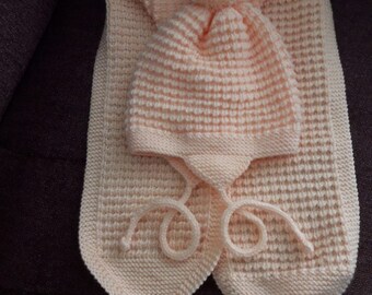 By scarf and beanie set, hand-knitted protective with pink cotton thread, babies will not be cold anymore.