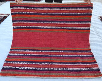 Roter 4x4 quadratischer Teppich – handgemachter afghanischer Kelim-Teppich aus pflanzlich gefärbter Wolle – Vintage-Wohndekor-Teppich – antiker verblasster turkmenischer Stammes-Flachgewebeteppich