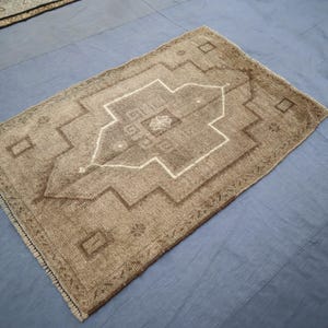 Tappeto vintage afgano 2'8x4'6 piedi/Tappeto in terracotta/Tappeto in lana fatto a mano/Tappeto a pelo corto, effetto anticato e sbiadito/Tappeto orientale/Tappeto per soggiorno/Tappeto per camera da letto immagine 8