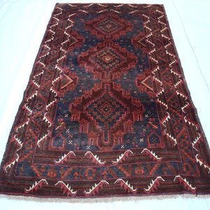 Alfombra Baluchi vintage: 1,10 m x 1,90 m, hecha a mano en lana afgana roja