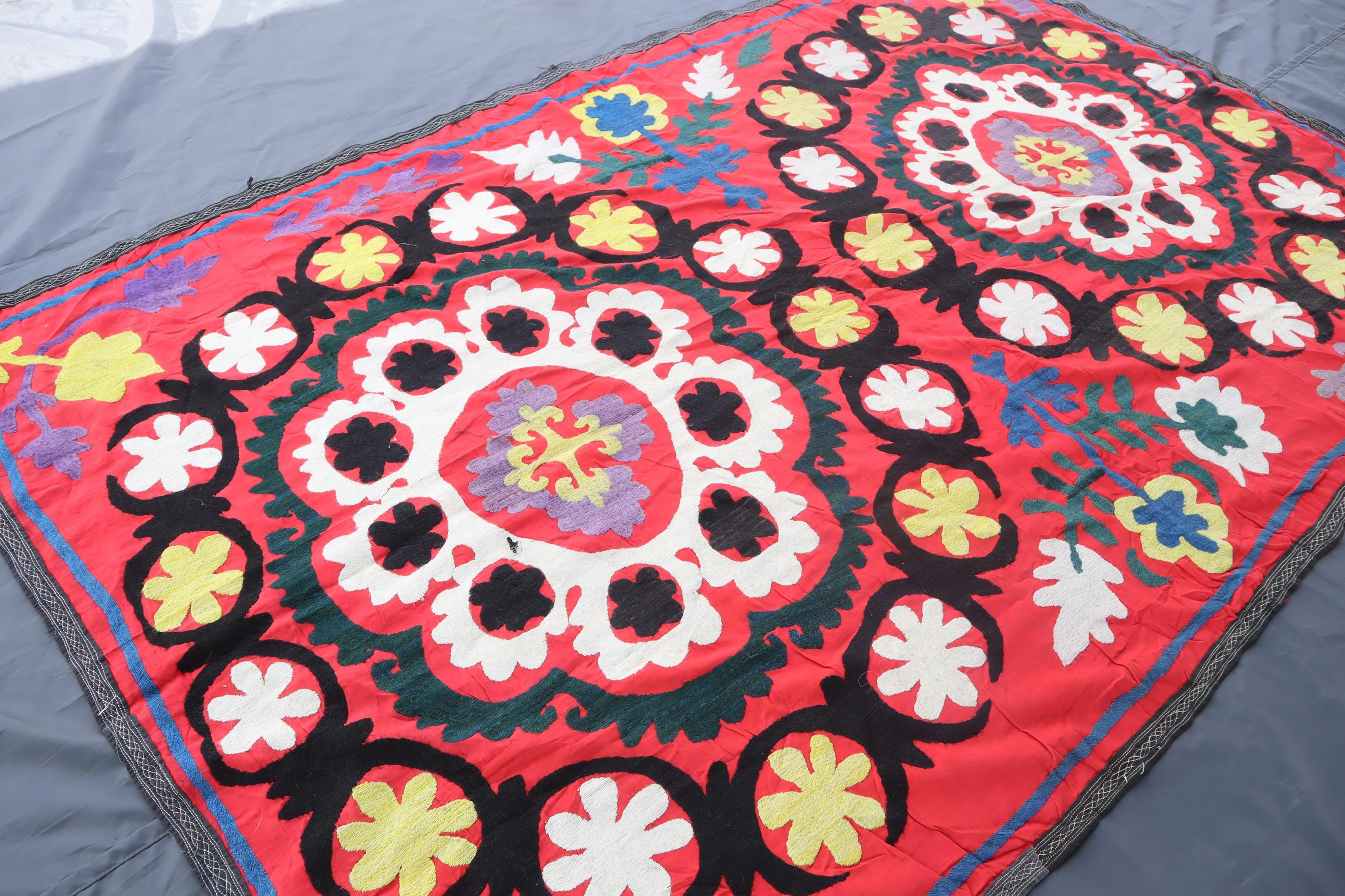 4'4x6'7 ft ヴィンテージ スザニ刺繍エリアラグ、レッドアンティーク