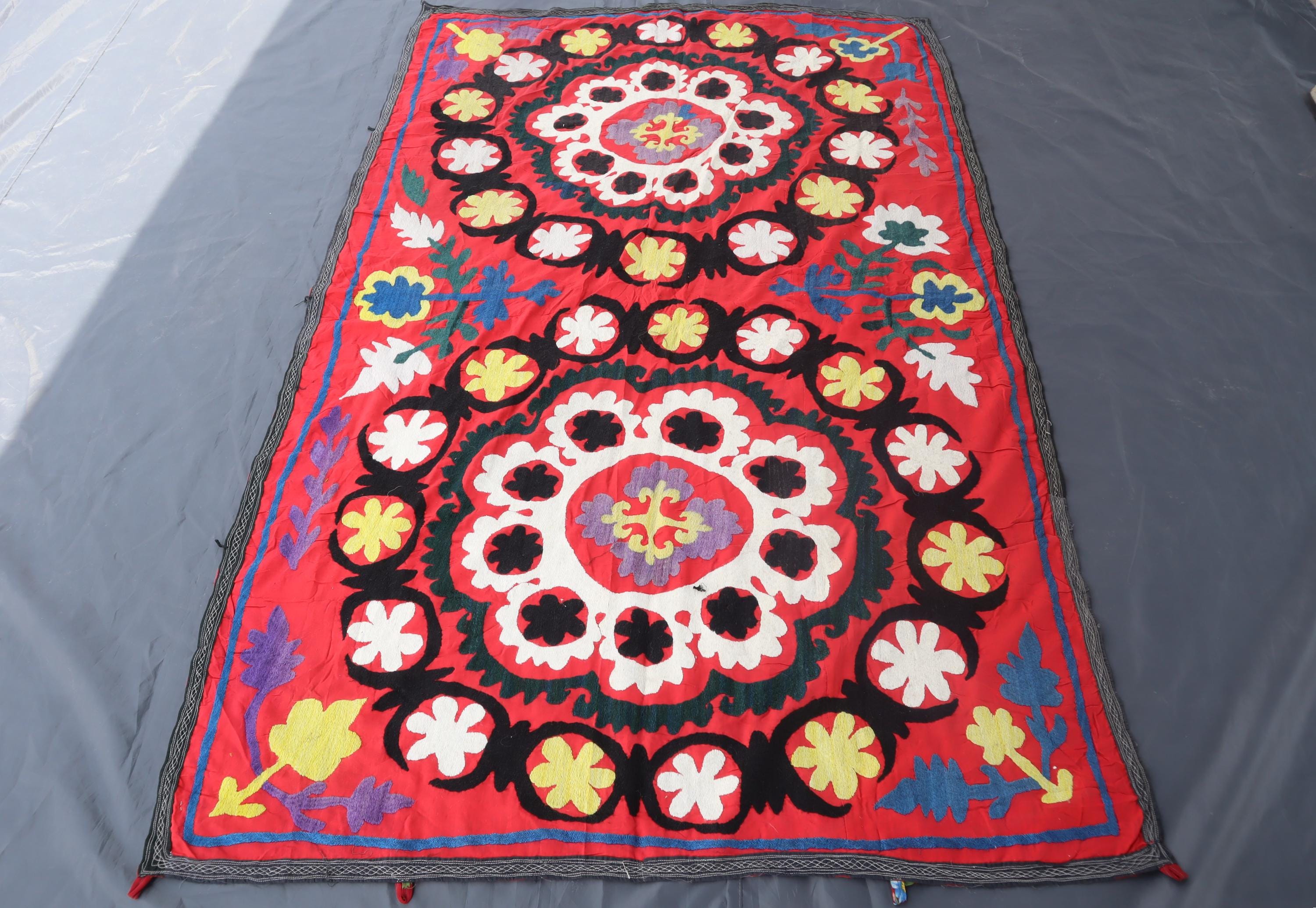 4'4x6'7 ft ヴィンテージ スザニ刺繍エリアラグ、レッドアンティーク