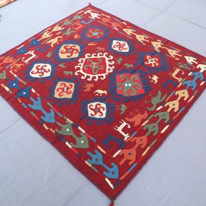 Arazzo Suzani da parete 5'1x5'7 Ft - Decorazione per soggiorno - Copritavolo Suzani ricamato, copriletto fatto a mano, arazzo da parete Suzani colorato immagine 2