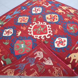 Arazzo Suzani da parete 5'1x5'7 Ft - Decorazione per soggiorno - Copritavolo Suzani ricamato, copriletto fatto a mano, arazzo da parete Suzani colorato immagine 13