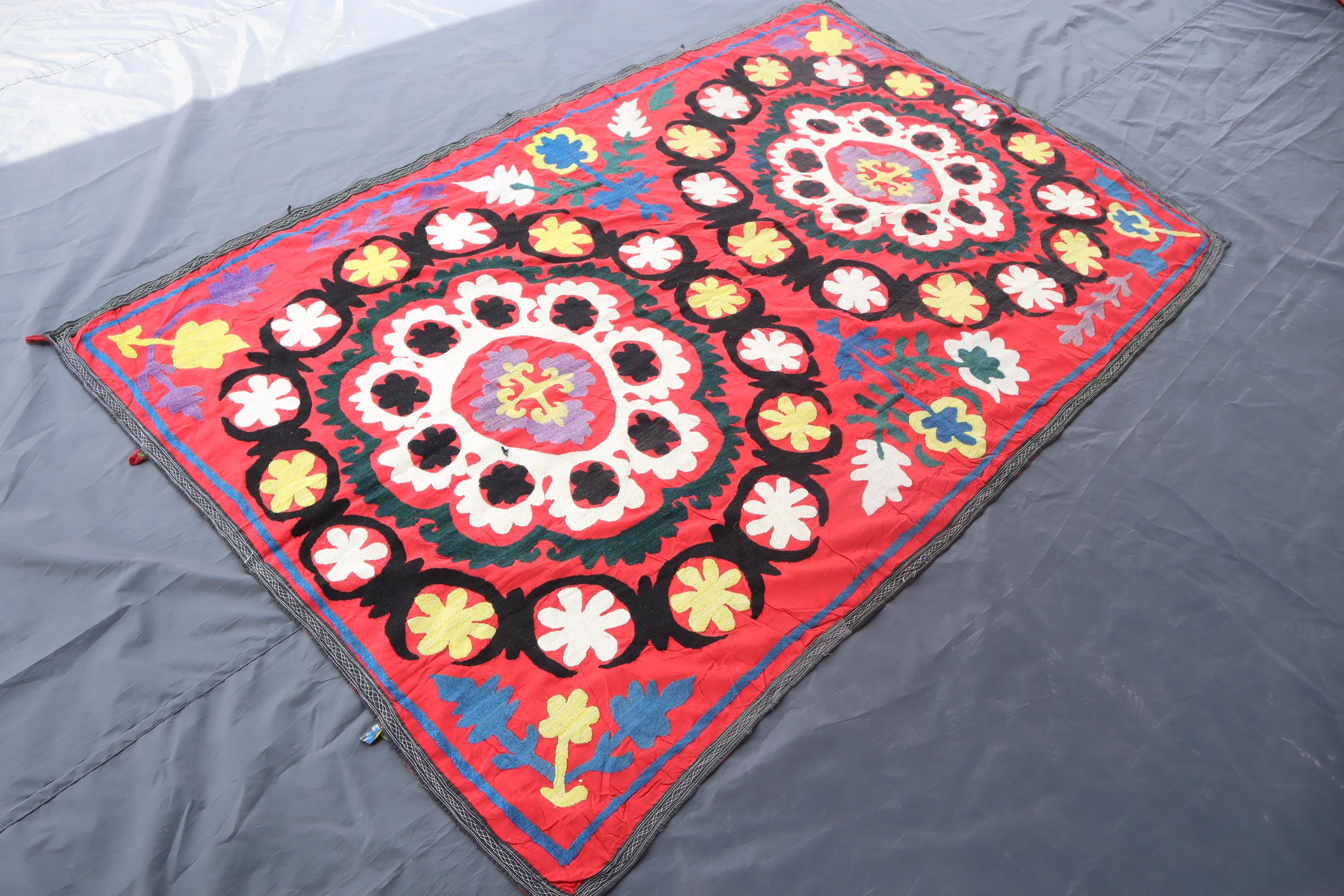 4'4x6'7 ft ヴィンテージ スザニ刺繍エリアラグ、レッドアンティーク