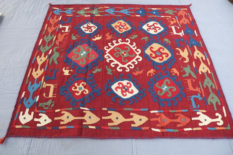 Arazzo Suzani da parete 5'1x5'7 Ft - Decorazione per soggiorno - Copritavolo Suzani ricamato, copriletto fatto a mano, arazzo da parete Suzani colorato immagine 9