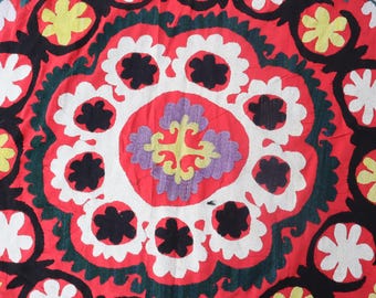 4'4x6'7 ft ヴィンテージ スザニ刺繍エリアラグ、レッドアンティーク