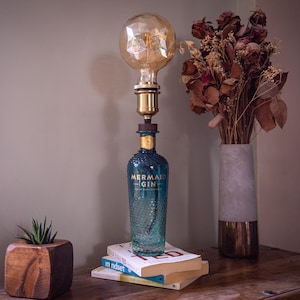 Lampada da tavolo a forma di bottiglia di gin blu a forma di sirena - Lampada da scrivania riciclata, regalo originale e originale, lampada a bottiglia di gin, regalo per gin