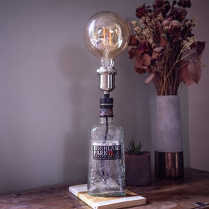Lampa stołowa Highland Park 12 Whisky Bottle - Whiskey Whisky Bottle Light, centralny element stołu weselnego, oświetlenie nastrojowe, nocne światło prezentowe