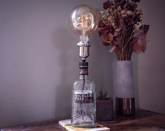 Highland Park 12 Whisky Bottle Table Lamp - Whiskey Whisky Bottle Light, Centro de mesa de casamento, Iluminação ambiente, Luz de presente noturna