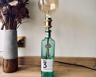 Lámpara de ginebra seca London n.º 3: lámpara de ginebra hecha con botella, iluminación de mesa reciclada, regalo original con luz de botella