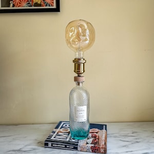 Lampada da tavolo con bottiglia di gin Isle of Harris, lampada da tavolo, lampada da notte cool, regalo originale in oro o argento
