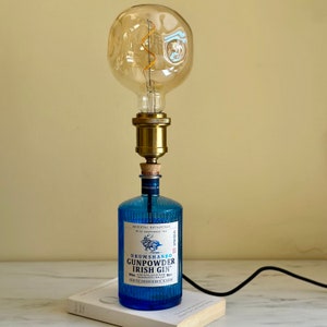 Lampada a forma di bottiglia di gin blu polvere da sparo, regalo fantastico, regalo insolito, lampada da notte, luce a forma di bottiglia di gin, blu cobalto, regalo di gin
