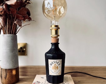 Lámpara de botella de ginebra Wessex Black: ginebra clásica de Wyvern, botella de edición limitada, regalo de dragón, ginebra galesa, lámpara de botella de ginebra, botellas reutilizadas