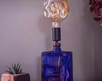 Lampe de table Haig Club bleu bouteille de whisky - Édition limitée, whisky durable lumières, lumière recyclée et upcyclée, lumière de nouveauté