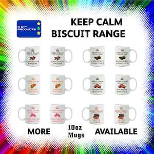 Puede incluir: Una colección de tazas de cerámica blanca de 10 oz con varios diseños de galletas. Cada taza presenta una corona blanca y el texto "Keep Calm and Eat Some" con un diseño de galleta debajo. Los diseños de galletas incluyen dedos de chocolate, digestivas de chocolate, galletas Biscoff, galletas Bourbon, galletas de oblea rosa y pasteles Jaffa.