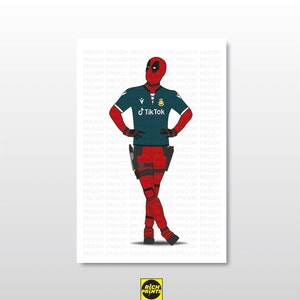 Könnte beinhalten: Eine digitale Illustration von Deadpool, der ein grün-schwarzes Fußballtrikot mit dem TikTok-Logo trägt. Er trägt eine rote Hose und schwarze Handschuhe. Der Hintergrund ist weiß mit einem sich wiederholenden Muster des Wortes "Beweis".