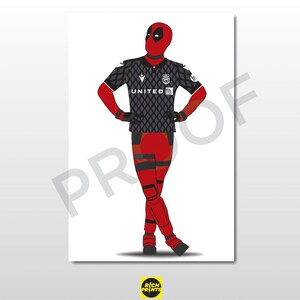 Könnte beinhalten: Ein Poster mit einer stilisierten Illustration von Deadpool in einem Fußballtrikot. Das Trikot ist schwarz mit einem Rautenmuster, roten Ärmeln und dem Wort "UNITED" auf der Brust. Die Figur befindet sich in einer dynamischen Pose mit einem rot-schwarzen Farbschema.