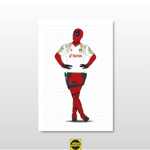 Könnte beinhalten: Ein Druck, der Deadpool in einem weiß-grünen Fußballtrikot mit dem TikTok-Logo zeigt. Die Figur trägt einen roten Anzug, Handschuhe und Stiefel. Der Hintergrund hat ein sich wiederholendes Muster des Wortes "PROOF". Das Rich Prints-Logo befindet sich unten.