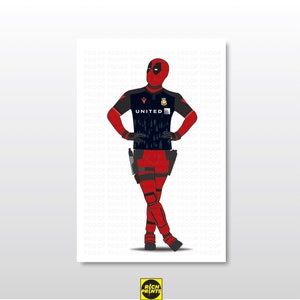 Könnte beinhalten: Eine digitale Illustration einer fiktiven Figur, die ein schwarz-rotes Superhelden-Kostüm mit einem schwarz-weißen Fußballtrikot trägt, auf dem vorne "UNITED" steht. Die Figur steht mit den Händen auf den Hüften.