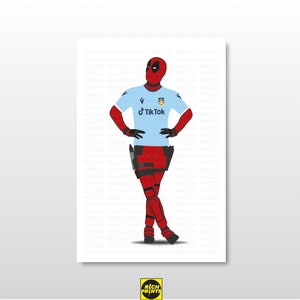 Könnte beinhalten: Eine digitale Illustration von Deadpool, der ein hellblaues Fußballtrikot mit dem TikTok-Logo und ein rot-schwarzes Superheldenkostüm trägt. Der Hintergrund ist weiß mit dem Wort "PROOF", das wiederholt wird.