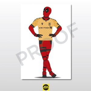 Könnte beinhalten: Illustration von Deadpool in einem Fußballtrikot. Die Figur trägt ein goldenes Trikot mit schwarzen Akzenten und dem Wort "UNITED" auf der Vorderseite. Hose und Maske sind rot. Das Bild befindet sich auf weißem Hintergrund.