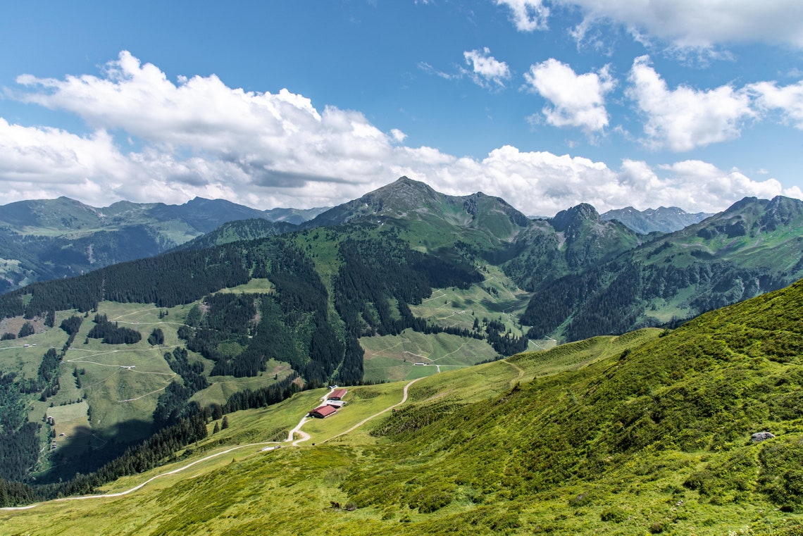 Bergpanorama // Grüne Wiesen // Tiroler Berge // Berghof // | Etsy