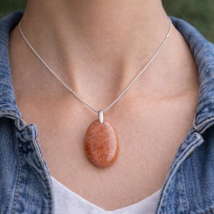 Ciondolo in pietra solare naturale – Pietra solare – Gioiello a energia positiva – Regalo per donne/uomini – Pietra della felicità