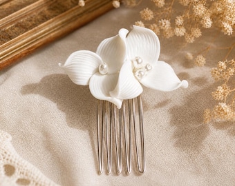 Wedding hair comb with white porcelain-effect flowers – boho bridal accessory with pearls – romantic hair jewelry