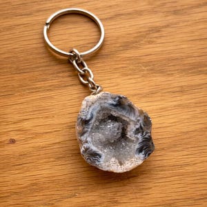Porte-clés en agate brute naturelle – Géode d’agate – Pierre d’équilibre – Cadeau bohème homme